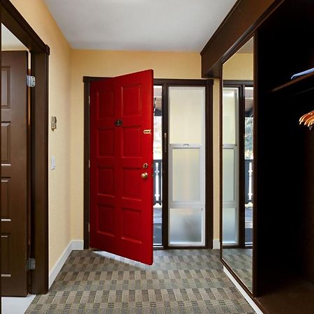 Cozystay Signature Lake Okanagan Resort Kelowna Eksteriør billede