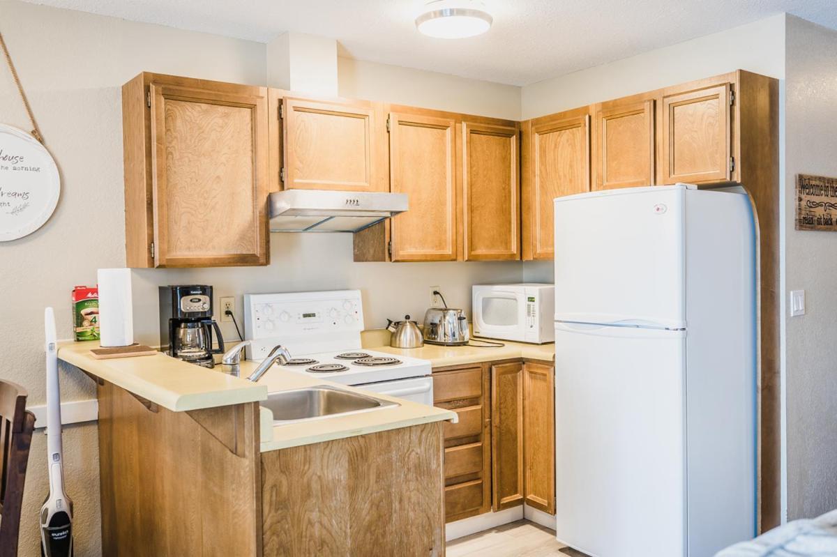 Cozystay Signature Lake Okanagan Resort Kelowna Eksteriør billede