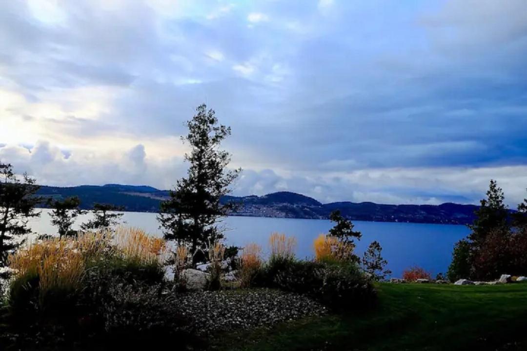 Cozystay Signature Lake Okanagan Resort Kelowna Eksteriør billede
